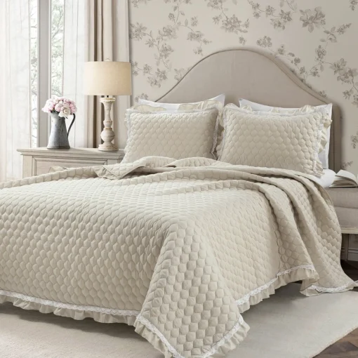 Ella Ruffle Lace 3 Piece Quilt Set