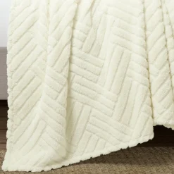Super Cozy Ultra Soft Sherpa Jacquard Geo Blanket/Bedspread